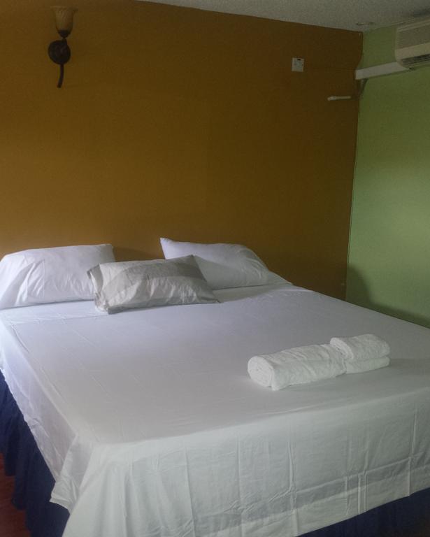 Impeccable Guest Rooms 2 Кингстън Екстериор снимка